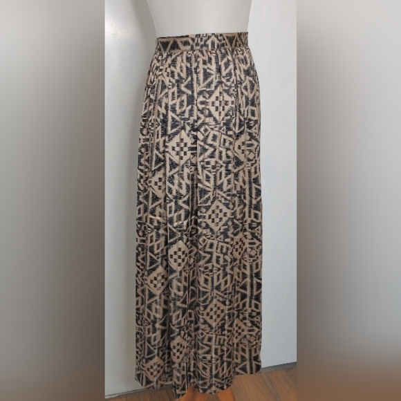 OYSTER AND BLACK GEOMETRIC SKIRT - Picture 2 of 8